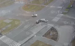 В Кузбассе произошло жёсткое столкновение легковых автомобилей: ДТП попало на видео