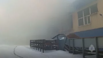 Фото: В Хабаровске загорелась станция переработки мусора, 30 человек тушат огонь 1