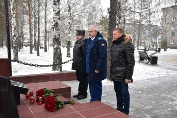 Фото: Мэр Белова возложил цветы в годовщину трагедии на шахте «Листвяжная» 1
