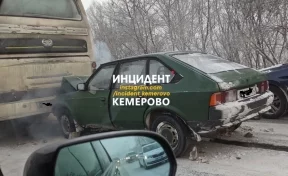 В Кемерове легковой автомобиль врезался в автобус