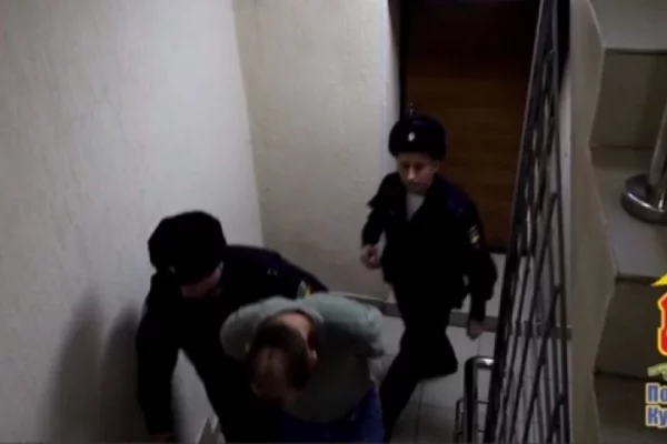 Груз из Москвы: в Кемерове полицейские задержали троих мужчин с крупной партией наркотиков