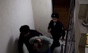 Груз из Москвы: в Кемерове полицейские задержали троих мужчин с крупной партией наркотиков