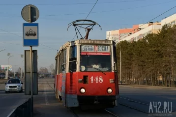 Фото: В Кемерове у трамвая выпали стёкла во время поездки 1