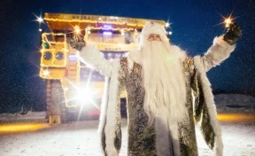 В Кузбассе 220-тонный самосвал под управлением Деда Мороза выполнил праздничный рейс