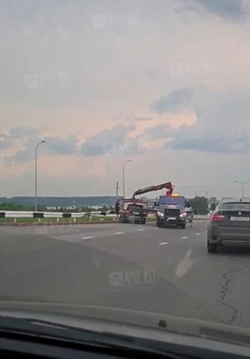Фото: В Кемерове Mercedes пробил дорожное ограждение 1