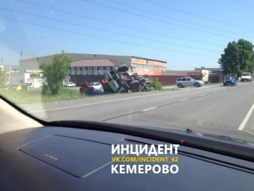 Фото: В Кемерове автокран слетел с дороги и перевернулся  3