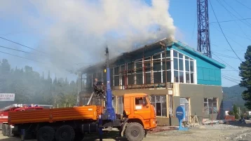 Фото: В Шерегеше загорелось кафе 1