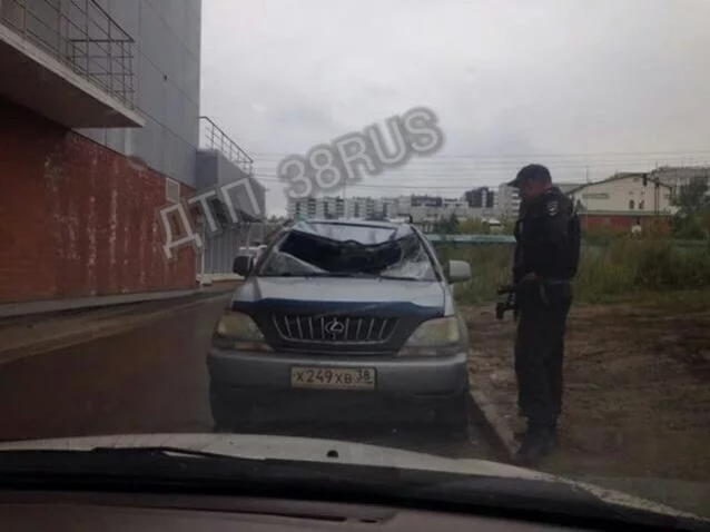 Фото: Сибирячка выжила, упав с 15-го этажа на припаркованный Lexus 2