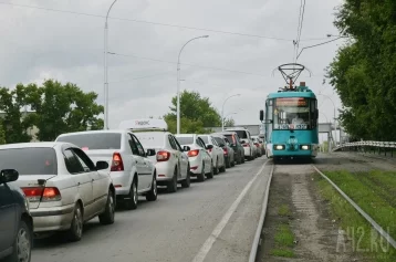 Фото: В Кемерове водителя наказали за движение по трамвайным путям 1