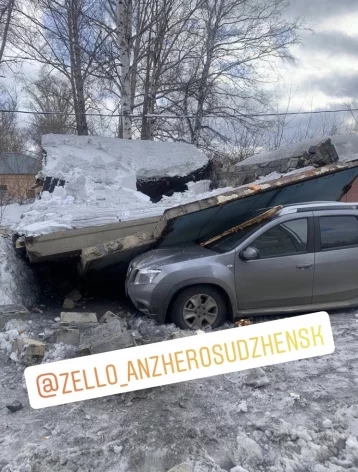 Фото: В Кузбассе стена гаража рухнула на автомобиль  4