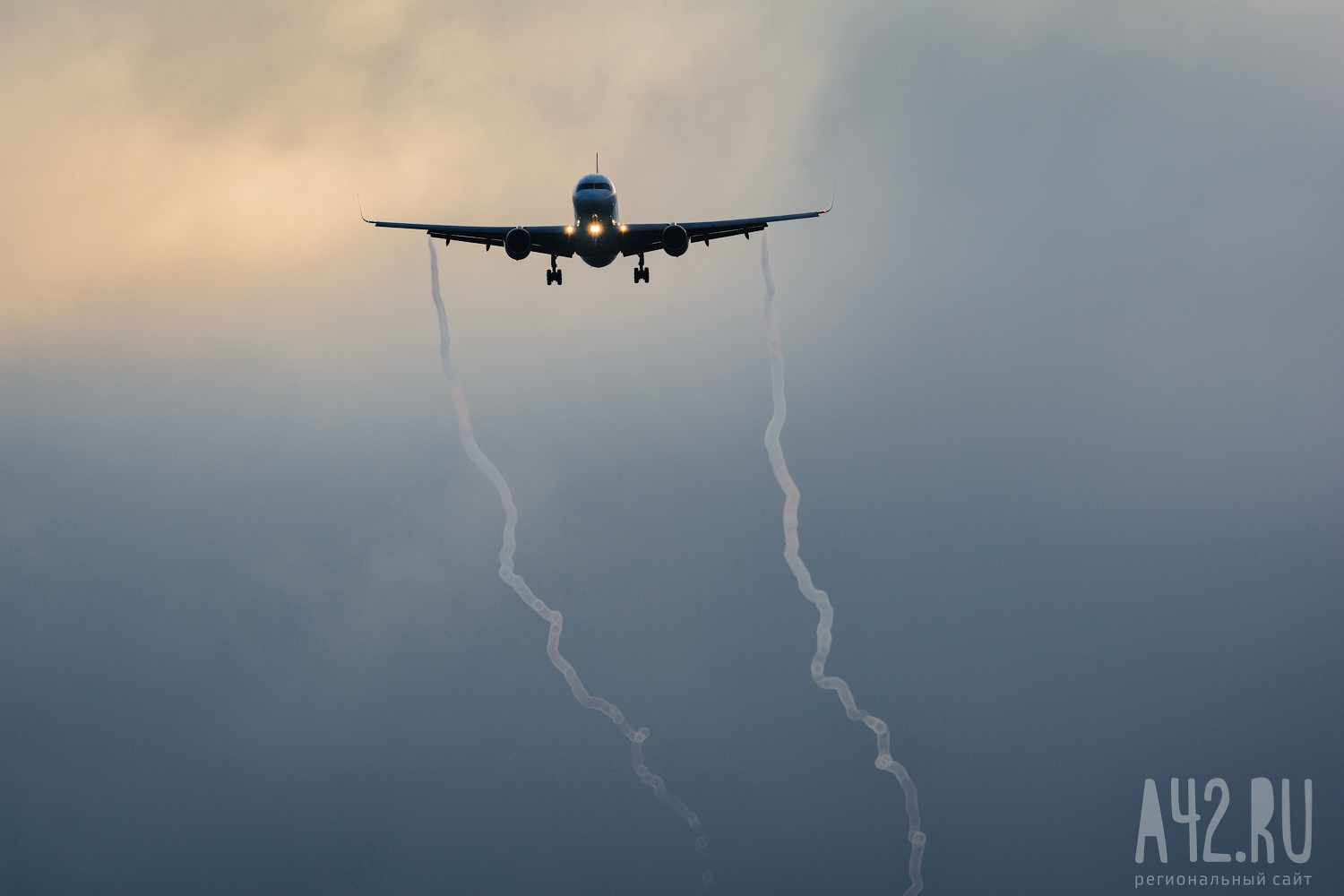В самолёт Владивосток — Москва попала молния после взлёта 