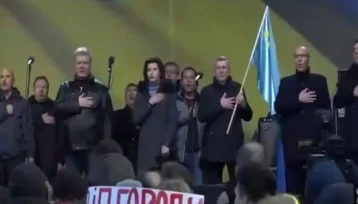Фото: Во время митинга в Киеве Порошенко закидали яйцами 1