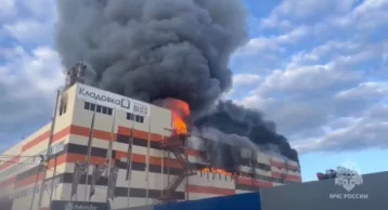Фото: В Екатеринбурге горит склад на 3 500 квадратных метрах 1