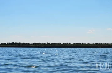 Фото: Есть погибший: моторная лодка врезалась в баржу в Красноярском крае 1