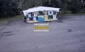 В Кемерове камеры Комсомольского парка сняли возможного поджигателя аттракциона