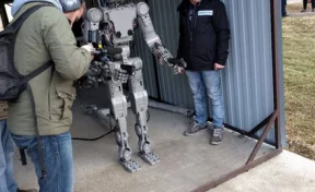 Человекоподобного робота Фёдора научили стрелять с двух рук