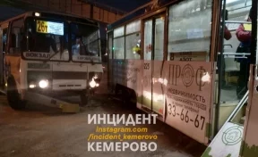 В Кемерове маршрутка въехала в трамвай