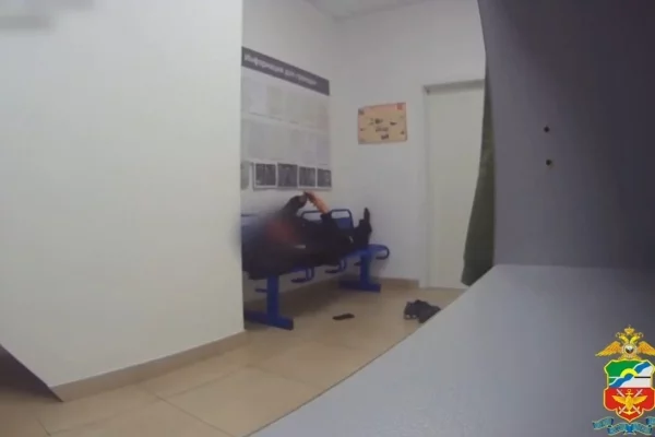 В Новокузнецке пассажира арестовали на двое суток за пьяный дебош в самолёте