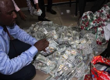 Фото: В Нигерии в ничьей квартире нашли 43 миллиона долларов 1