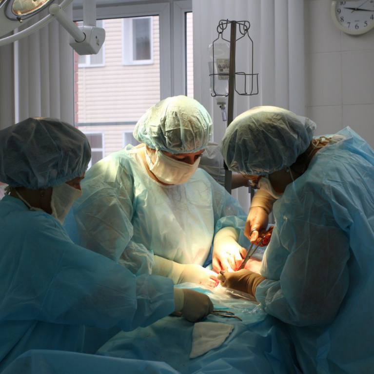 В Кузбассе хирурги удалили из живота 34-летней пациентки огромную опухоль 