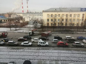 Фото: В Кемерове упавший с автокрана гараж заблокировал дорогу, момент происшествия попал на видео 1