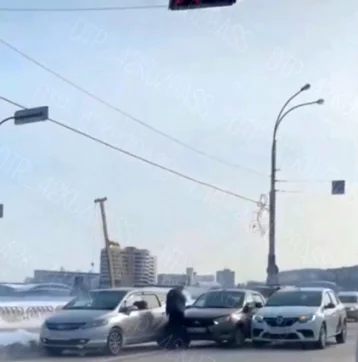 Фото: В Кемерове тройное ДТП с такси заблокировало движение на Университетском мосту 1