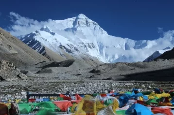 Фото: Туристам закрыли вход на Эверест из-за мусора 1