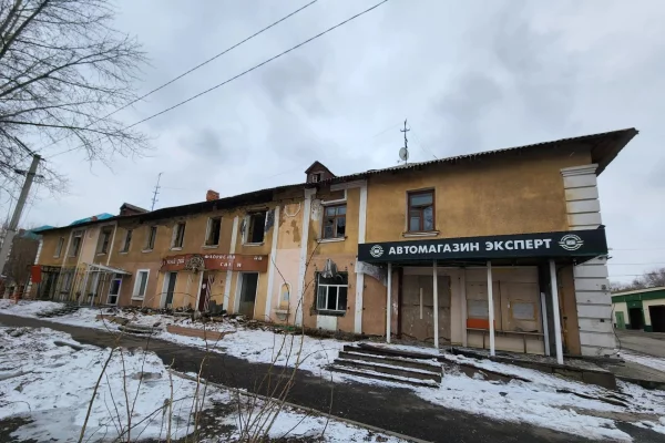 В Юрге аварийное здание огородили забором после вмешательства прокуратуры