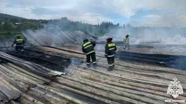 Фото: Крупный пожар: в Таштаголе сгорел склад, находящийся на реконструкции 3