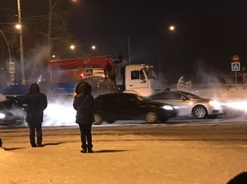 Фото: В Кемерове столкнулись иномарка и грузовик-погрузчик 1