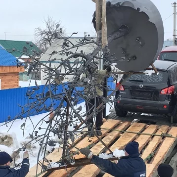 Фото: В Кемерово привезли металлическое дерево в память о погибших в «Зимней вишне» 1