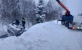 В Таштагольском районе автомобиль слетел с дороги и застрял в сугробе