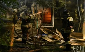 В Кузбассе ночью загорелся частный дом и хозпостройки: общая площадь пожара составила почти 150 квадратных метров