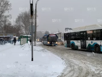 Фото: Очевидцы: в Кемерове автобус попал в тройное ДТП, собирается большая пробка 4