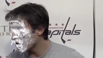 Фото: Хоккеист Овечкин разозлился после удара пирогом в лицо во время интервью 1