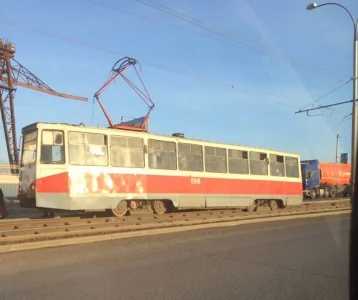 Фото: На Кузнецком мосту в Кемерове с рельсов сошёл трамвай 1