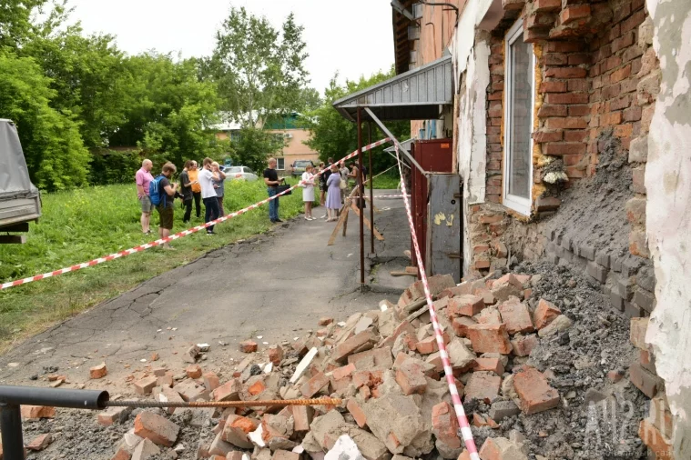 Фото: ЧП на Рукавишникова: в Кемерове частично обрушился дом 21