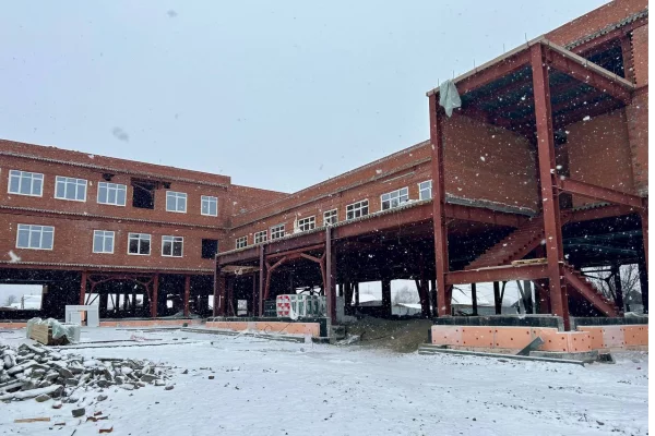 Власти пригрозили подрядчику жёсткими мерами за срыв ремонта школы в Кузбассе