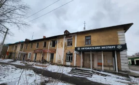 В Юрге аварийное здание огородили забором после вмешательства прокуратуры
