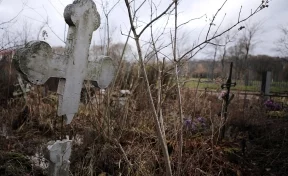 Украинский священник на джипе сбил десять надгробий на кладбище