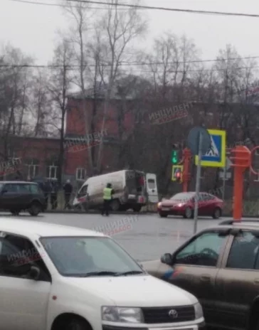 Фото: В Кемерове машина скорой помощи влетела в забор 2
