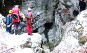В Сочи сотрудники МЧС России спасли спелеолога, застрявшего в пещере 