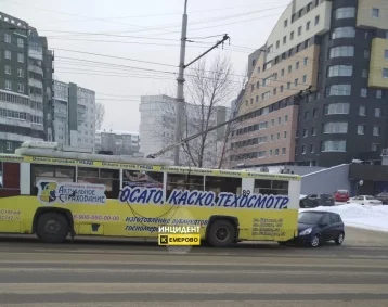 Фото: В Кемерове легковушка врезалась в троллейбус 1