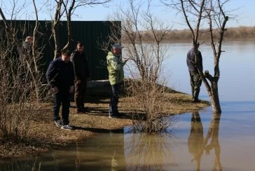 Фото: В Кемеровском округе поднявшаяся вода залила мост в деревне Жургавань 1