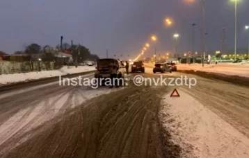 Фото: В Кузбассе момент ДТП с бегущей через дорогу женщиной попал на видео 1