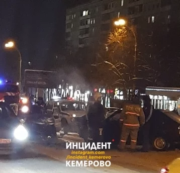 Фото: ДТП с участием автомобиля такси произошло на проспекте Ленина в Кемерове 1