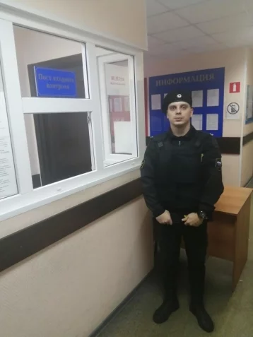 Фото: В Кузбассе пристав спас жизнь мужчине около здания суда 1