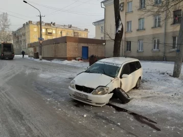Фото: В Новокузнецке иномарка разбилась, влетев в фонарный столб 1