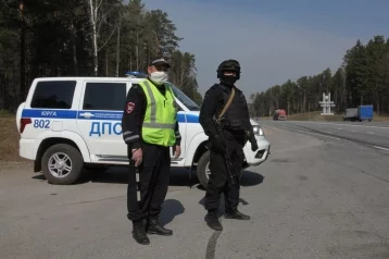 Фото: В Кузбассе полиция контролирует проезд транспорта через границу региона 1