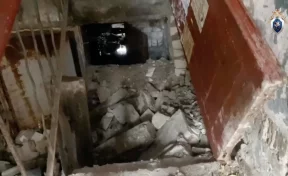 В Саратове в аварийной пятиэтажке обрушился лестничный пролёт